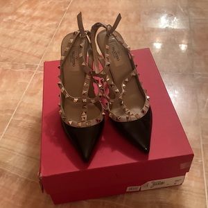 ORIGINAL VALENTINO ROCKSTUD ACCENTS PATENT LEATHER t-strap pumps size 38 1/2